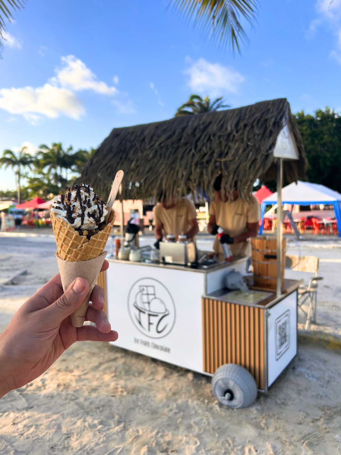 Le Royal : cornet croustillant garni de sorbet coco ou passion, banane et coulis maison